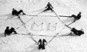 Zionistische Skifahrer. .  Skifahrer  von Makkabi bilden in  Tirol einen  Davidstern,  um 1925 von Thomas  Albrich. / © Institut für Zeitgeschichte, Innsbruck 