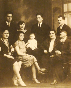 Alte Familienfotos erinnern an die im Holocaust ermordeten Verwandten.