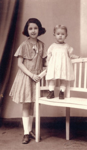 Jehudith Hübner, geb. Jessy Winkler (r.) mit ihrer Schwester: Sie erhielt 1939 Pass und Visum für Palästina und überlebte dort als einzige aus ihrer Familie. neue-heimat-israel.at