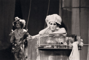 Shira Karmon als „Tisbe“ in La Cenerentola von Rossini (Saarländisches Staatstheater).