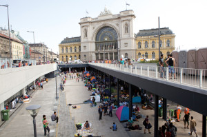Ein Ort der Hoffnung.  Der Platz vor dem Budapester  Keleti-Bahnhof, auf dem Tausende auf die Weiterreise warten.