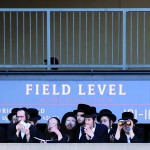 Blick in die Zukunft. Tausende orthodoxe Gelehrte und Interessier­te trafen sich im Mai 2012 in einem New Yorker Footballstadion  und diskutierten Vor- und Nachteile der digitalen Welt./ © Mario Tama