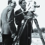 Wolfgang Suschitzky (li.)  mit dem Produzenten Francis Gysin hinter der legendären Newman-Sinclair-Kamera./ © BFI National Archiv