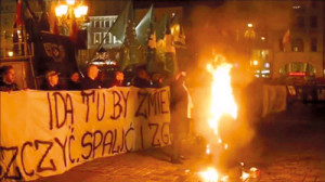 Im November 2015 wurde auf dem Marktplatz von Breslau bei einer rechtsnationalen Kundgebung eine "Judenpuppe mit Europaflagge" verbrannt. Niemand schritt ein.